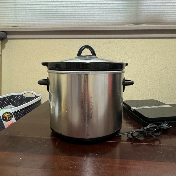 Crockpot Classic Slow Cooker 4 Quart Round Model SCR-400SP - Picture 3 of 8